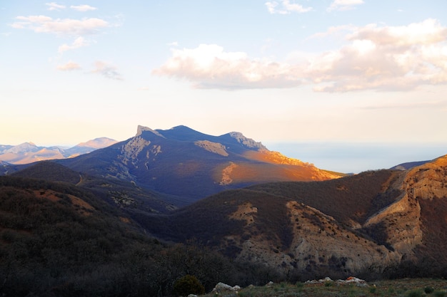 Foto gratuita il sole è tramontato sul paesaggio di montagna