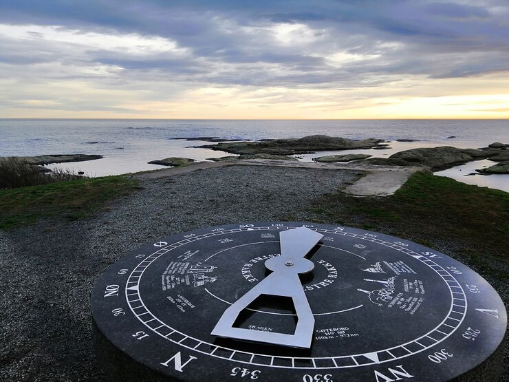 Free Photo sundial surrounded by the sea during the sunset in rakke in norway