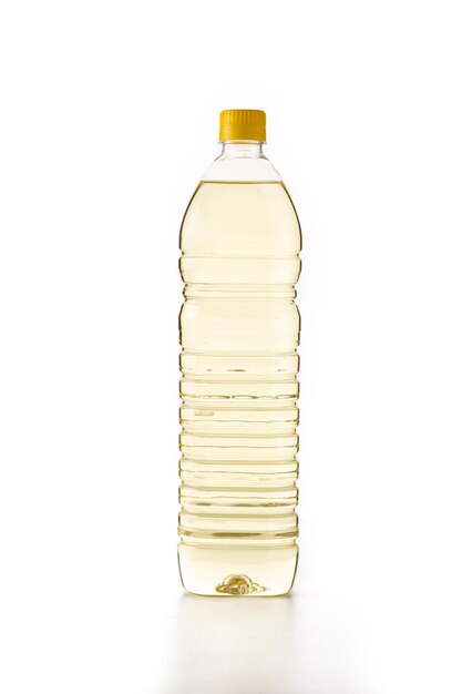 Пластиковая бутылка подсолнечного масла на белом фоне