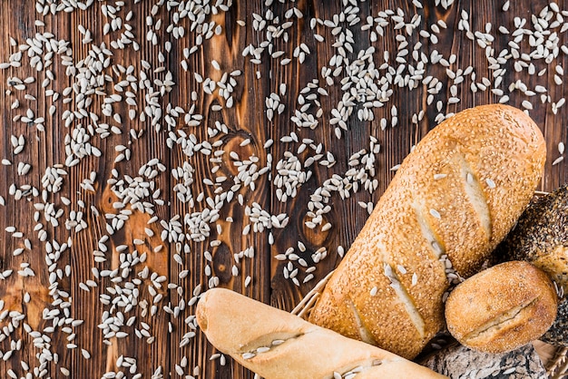 ヒマワリの種はパンのパンを使ってテーブルに広がります