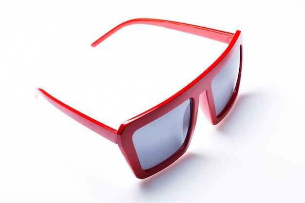 Солнцезащитные очки на столе