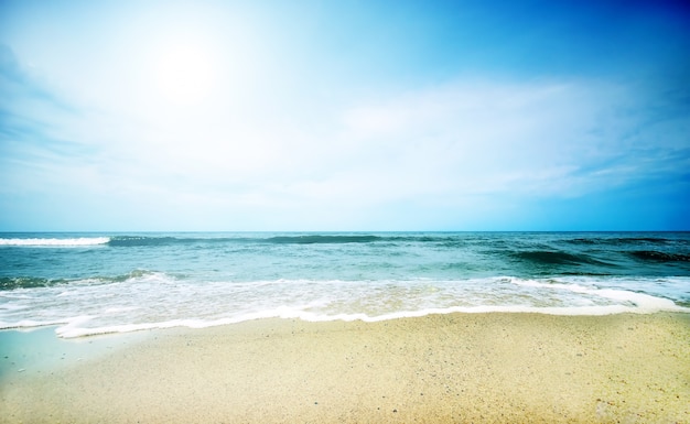 海の背景と晴れた日