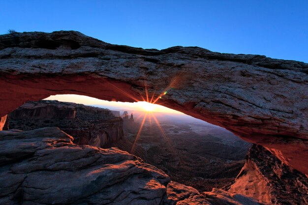米国ユタ州キャニオンランズ国立公園のメサアーチの日の出