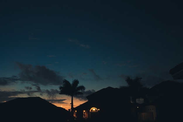 Free photo sunrise behind an urban house