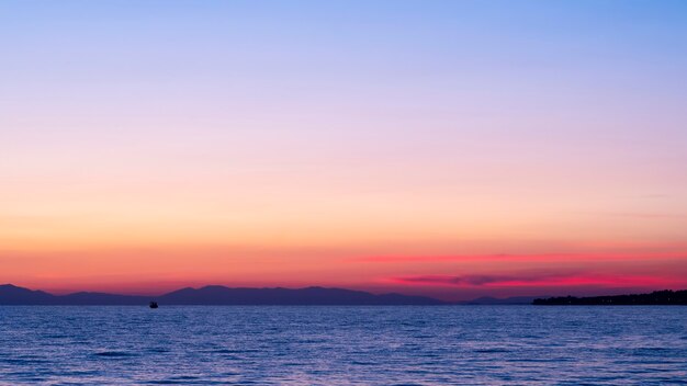 Закат на Эгейском море, корабль и земля вдалеке, вода, Греция