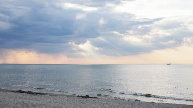 ポーランド、バルト海、ウストカのビーチに沈む夕日
