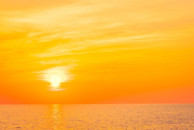 Foto gratuita tramonto sulla spiaggia