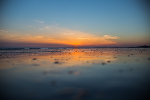 Foto gratuita tramonto in spiaggia