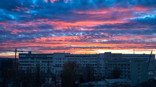 モルドバ、キシナウの夕日。バラと青の青々とした雲。手前のソビエト住宅