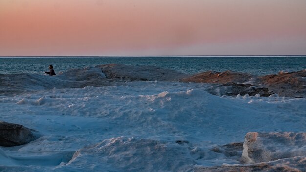 凍った湖に沈む夕日