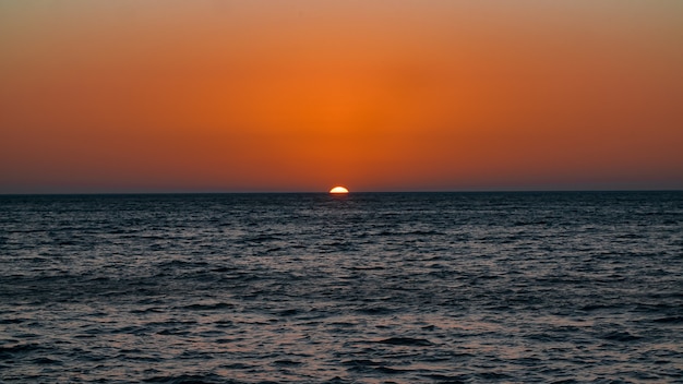 Free photo sunset and horizon of lake