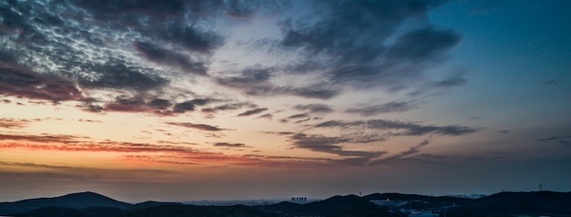 山の夕日