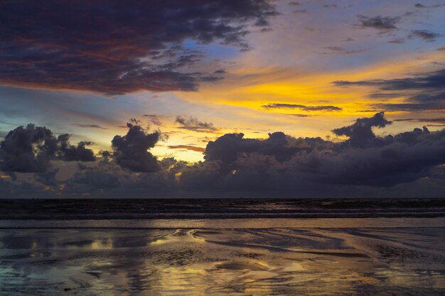 海に沈む夕日、バリ州、インドネシア。