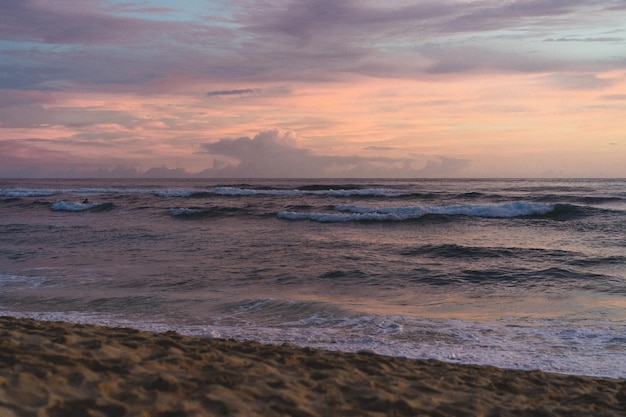 海に沈む夕日、バリ、インドネシア。