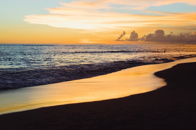 海の夕日。美しい明るい空、水に反射、波。