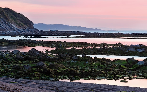 ビーチからの夕日の海の海岸の眺め（フランス、サンジャンドリュズ、ビスケー湾の近く）。