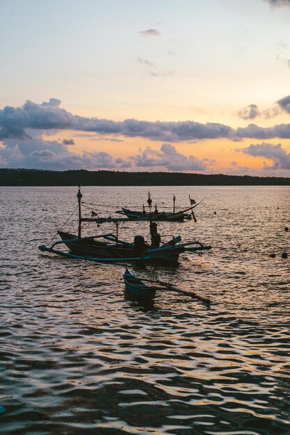закат над океаном, рыбацкие лодки. Бали, Индонезия