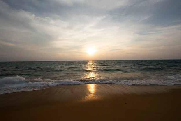 夕日と海