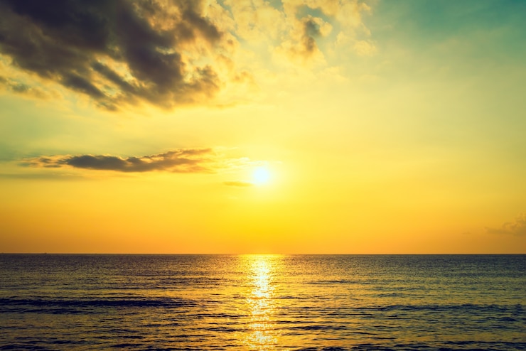 Free Photo sunset over the sea