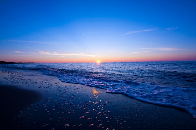 海の上の夕日。