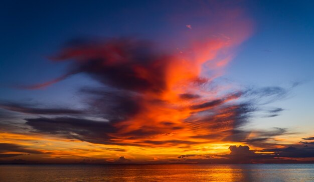 夕方の夕暮れの紫の空 プレミアム写真 夕方の夕暮れの紫の空 プレミアム写真