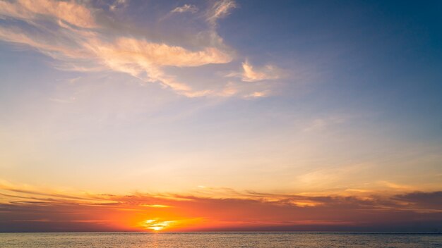 夕暮れ 夕暮れの空に夕焼け空の雲 プレミアム写真