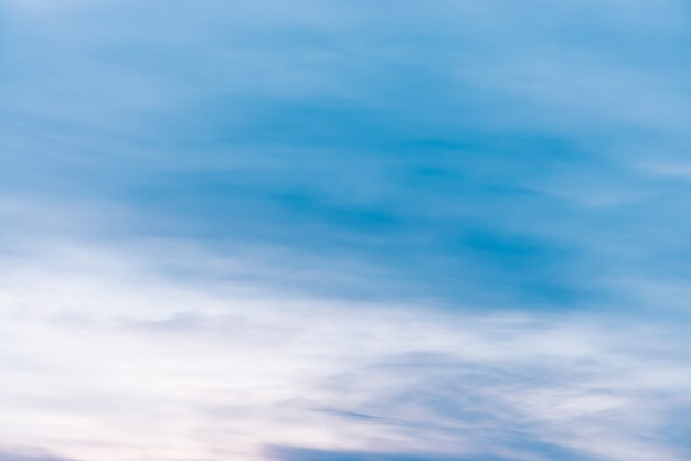 ピンクのライラックの明るい雲と夕焼け空 カラフルな滑らかな青白い空のグラデーション 自然な日の出背景 朝の素晴らしい天国 少し曇りの夜の雰囲気 夜明けの素晴らしい天気 プレミアム写真 ピンクのライラックの明るい雲と夕焼け空 カラフルな滑らかな青白い空のグラデーション 自然な日の出背景 朝の素晴らしい天国 少し曇りの夜の雰囲気 夜明けの素晴らしい天気 プレミアム写真