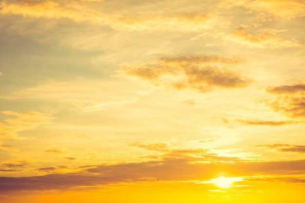 空に沈む夕日