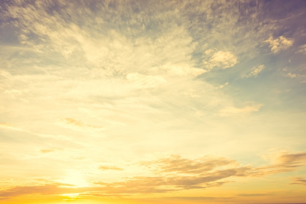 空に沈む夕日