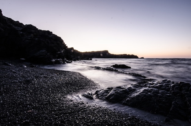 石のビーチに沈む夕日