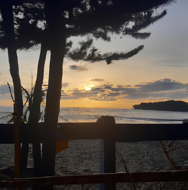 Foto gratuita tramonto o alba nell'oceano natura sfondo paesaggio nuvole arancioni che volano nel cielo al sole splendente ab