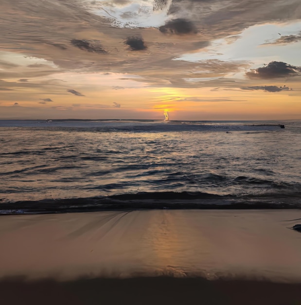 海の自然の風景の夕日や日の出