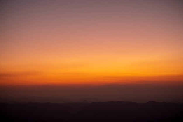 タイの頂上の夕日と夕暮れ