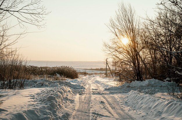 雪の降る冬の夕日の眺め