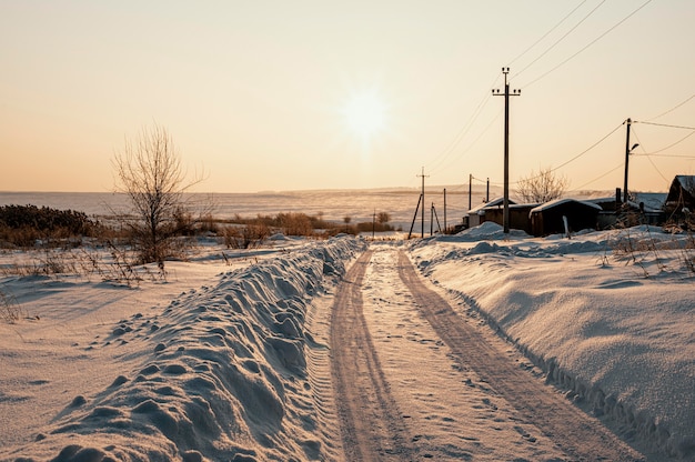 雪の降る冬の夕日の眺め