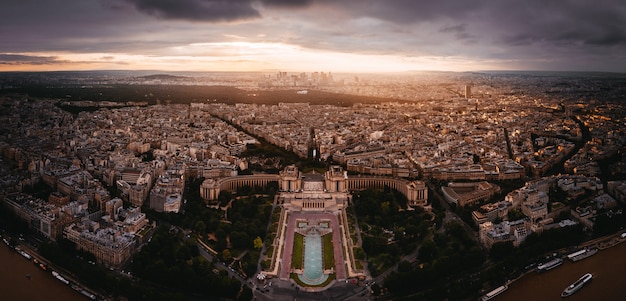Бесплатное фото Закат вид на la denfense в париже, франция