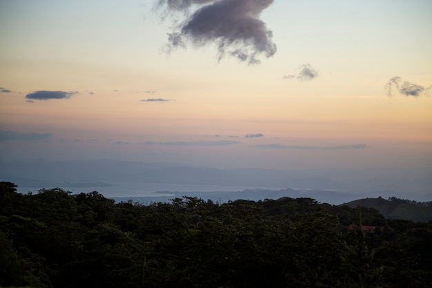 코스타리카에서 열 대 우림의 일몰보기