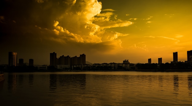 Бесплатное фото Закат с городом