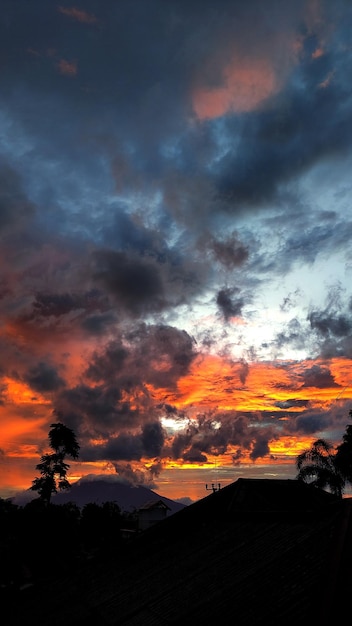 Free photo a sunset with a house in the background