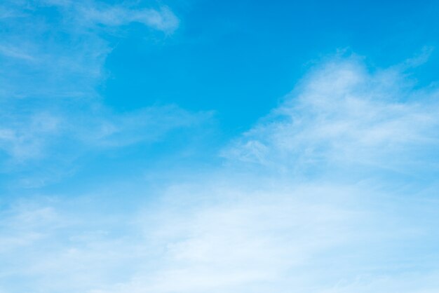 Солнце облака небо на утреннем фоне. Синий, белый пастельный небо, мягкий фокус. Абстрактный размытый голубой градиент мирной природы. Открыть вид из окна красивая летняя весна