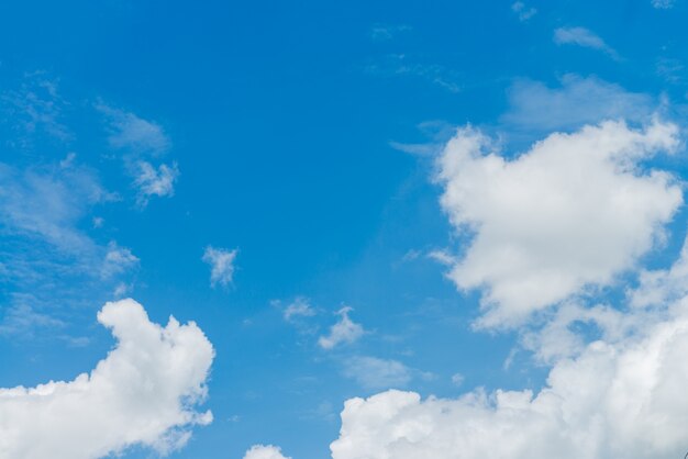 아침 배경 동안 햇빛 구름 하늘입니다. 블루, 화이트 파스텔 천국, 소프트 포커스 렌즈 플레어 햇빛. 평화로운 자연의 추상 흐리게 시안 색 그라데이션입니다. 여름 봄 아름다운 봄 밖으로보기