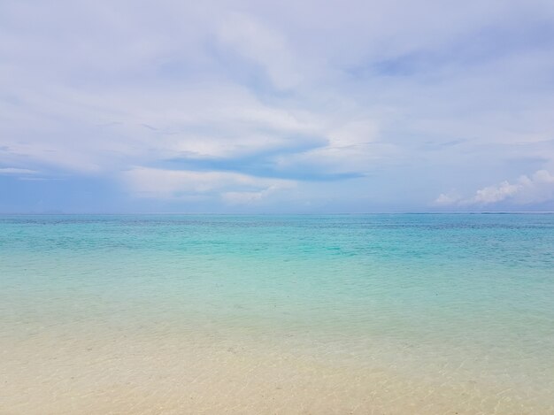 Солнечный свет на морской волны на пляже Карон, Пхукет, Таиланд. Солнечный летний морской пляж волны. Солнечная морская волна у песчаного пляжа. Тропический остров пляж расслабиться. Экзотический пейзаж океанской волны, остров Пхукет
