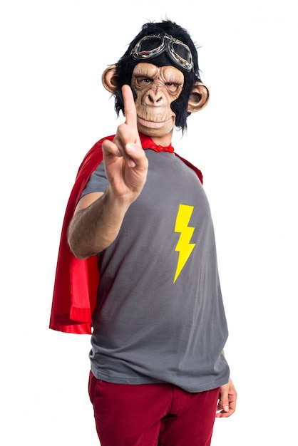 Foto gratuita uomo di scimmia supereroe che conta uno