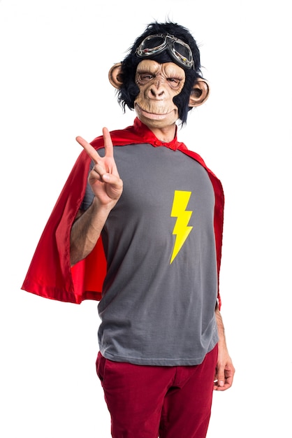 Человек-супергерой-обезьяна делает жест победы