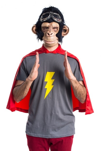 Человек-супергероя-обезьяна держит что-то