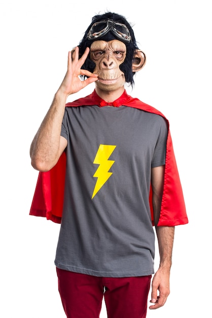 スーパーヒーローの猿の男は沈黙のジェスチャーを作る