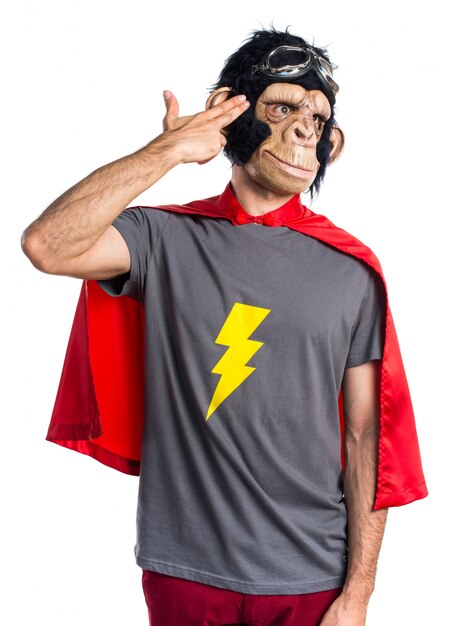 自殺のジェスチャーを作るスーパーヒーローの猿人