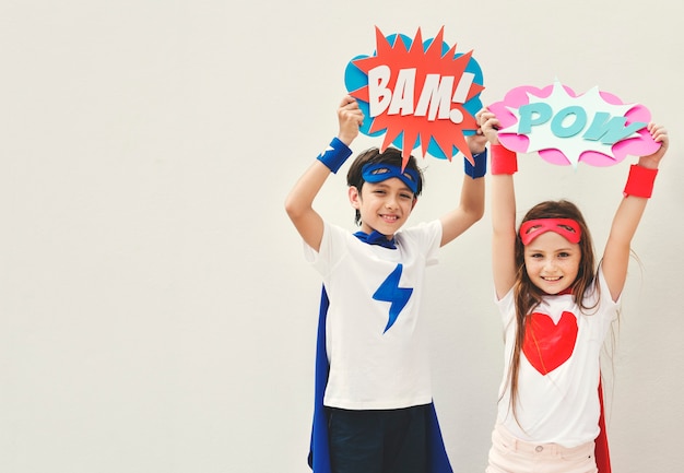 Foto gratuita concetto comico della bolla del costume dei bambini dei supereroi