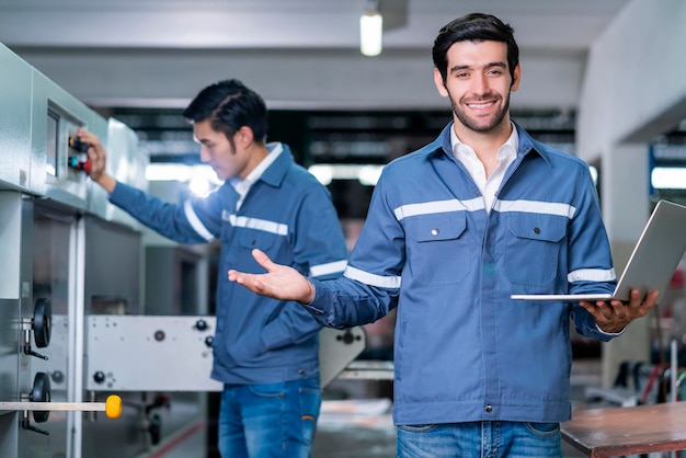 감독 관리자 남성 엔지니어 작업자는 유니폼 작업 손을 사용하여 매장 창고 배송 산업 팀에서 노트북 재고 확인을 입고 선반에 있는 제품의 수량을 확인하는 안전 유니폼을 입고 있습니다.