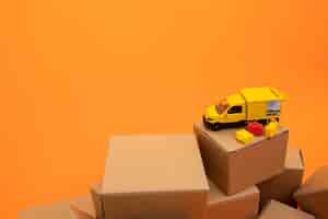 Бесплатное фото Представление цепочки поставок с фургоном на коробках